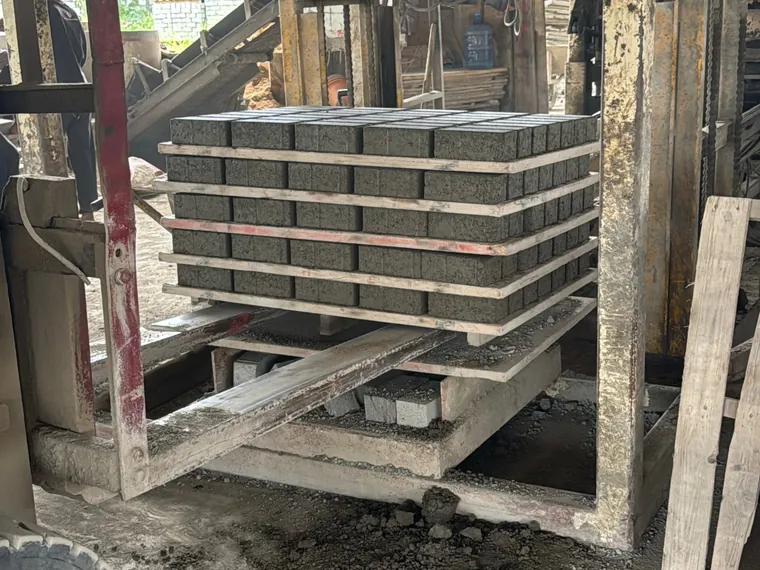 Paving block Holland baru keluar dari mesin press hidrolik