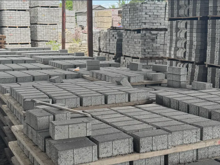 Area stok paving block Holland dan cacing dalam masa curing
