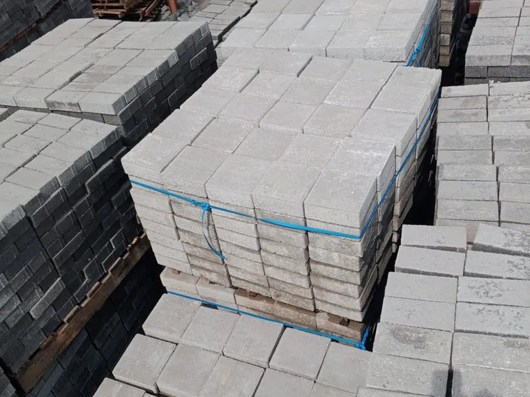Paving block Ubin tersusun di atas pallet dan diikat, siap kirim