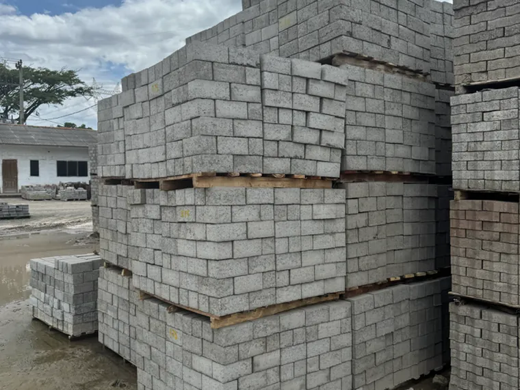 Tumpukan paving block siap kirim di area stok