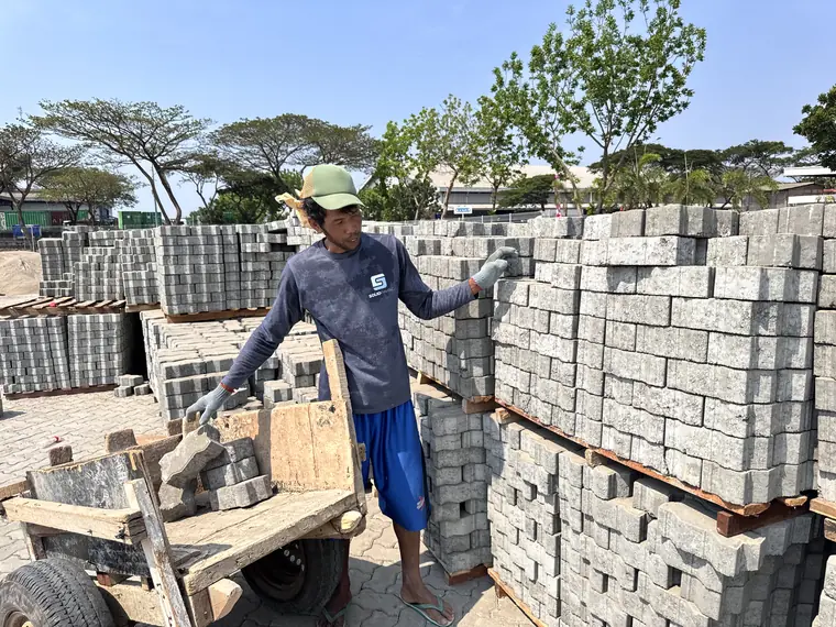 Tim SolidPaving.id memindahkan paving block cacing dari palet ke titik pasang dengan gerobak, Marunda