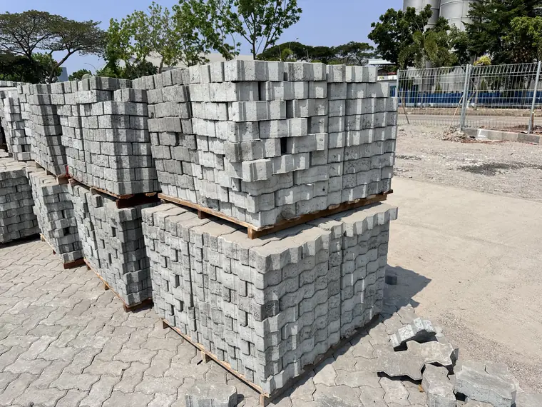 Paving block cacing K400 tebal 8 cm tersusun di atas palet di lokasi proyek container yard Marunda