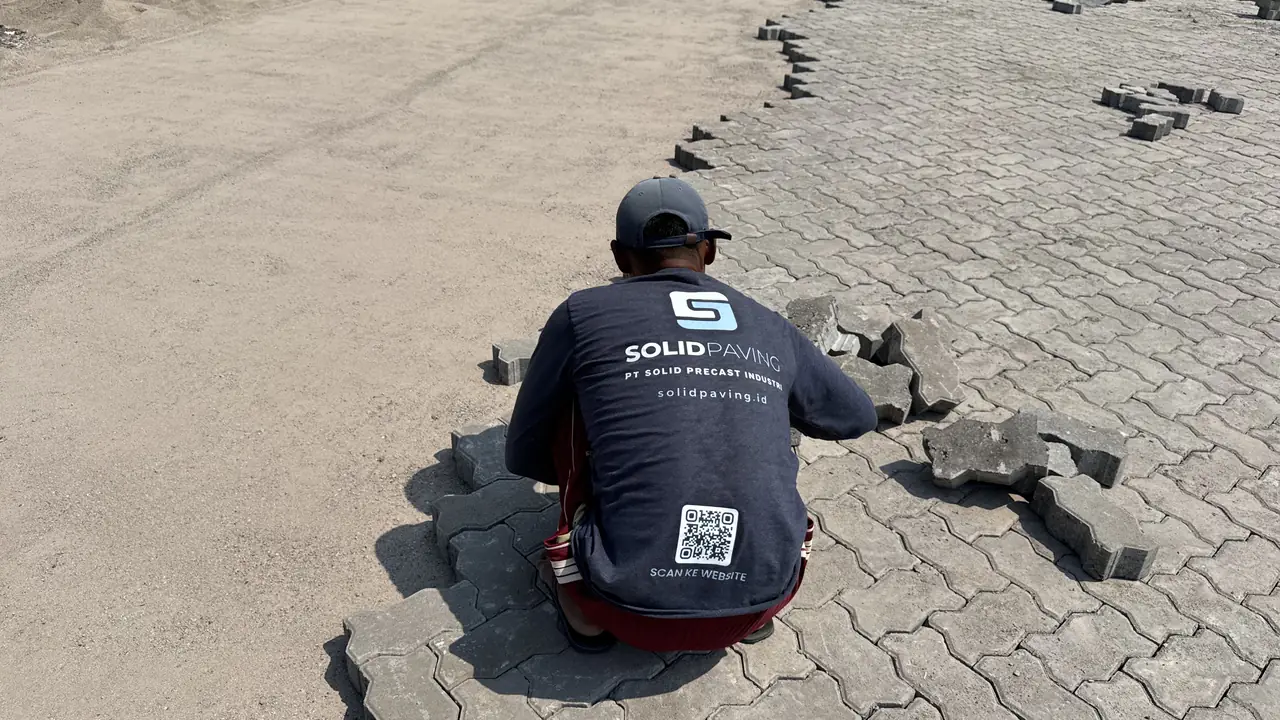 Tukang SolidPaving.id memasang paving block Cacing K400 tebal 8 cm di container yard Marunda